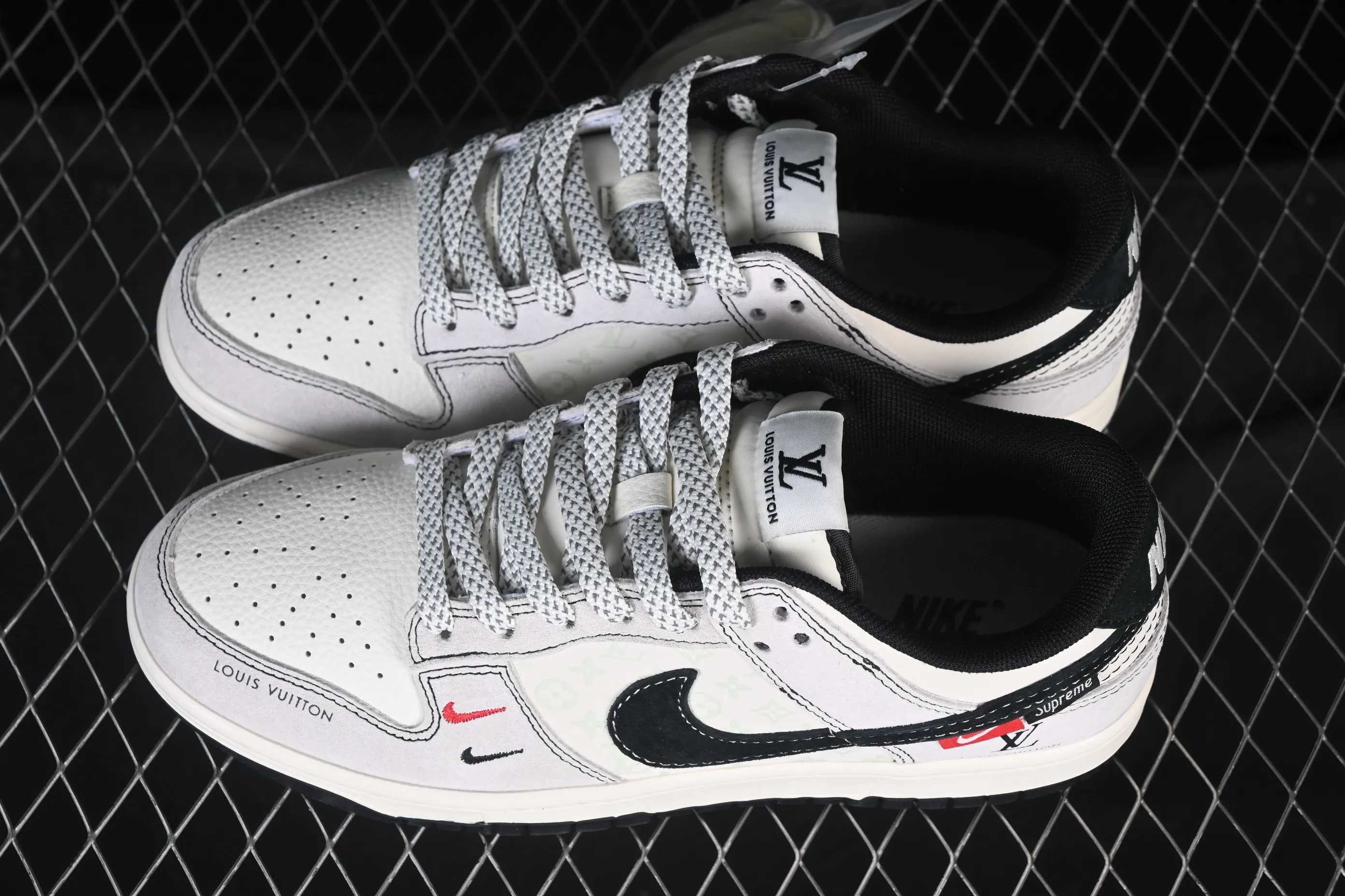 All categories Nk SB Dunk Series Nk SB Dunk Low High-end customized low-top sneakers Nike SB Dunk Low LV co-branded gray pig eight red and black hooks Anniversary high-end customized low-top casual sneakers CX5050-Y11
